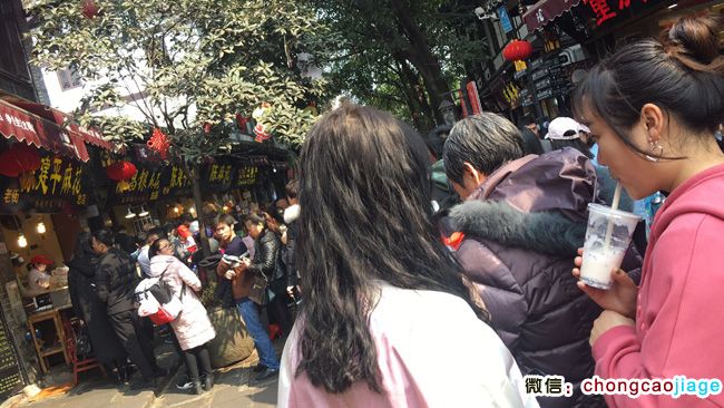 游客排隊購買重慶陳麻花