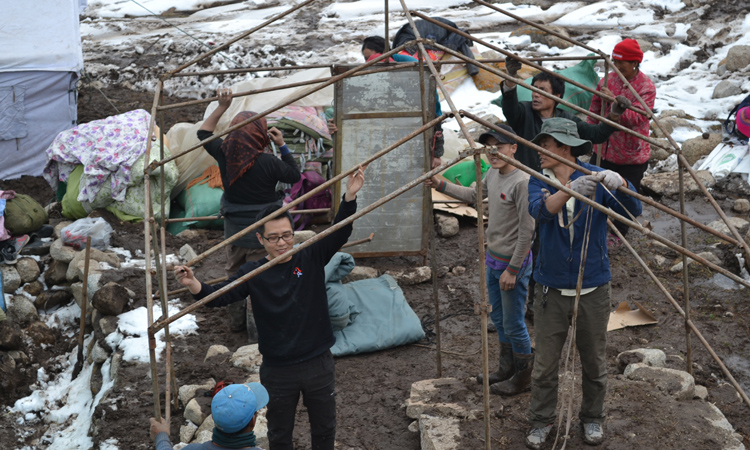 與搭建帳篷的新鮮蟲草采集者們合影